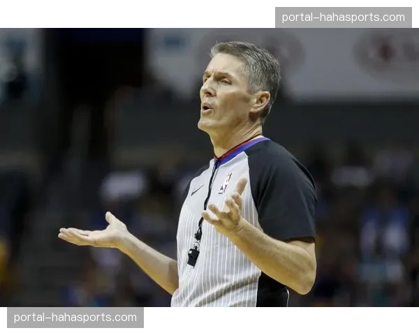 福斯特裁判尺度争议再起 控场理论在季后赛的实践案例