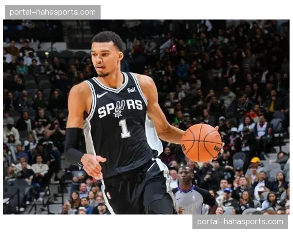 马刺团队篮球体系成熟,文班亚马吸引包夹后快速分球创造机会 马刺团队篮球体系成熟,文班亚马吸引包夹后快速分球创造机会